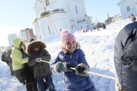 В первый день наступившего года хабаровчане штурмовали снежную крепость у Елизаветинского храма